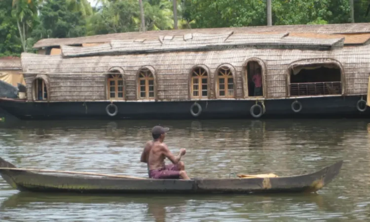 Alleppey houseboat – കായലിലെ ഹൗസ്ബോട്ടും തോണിയും