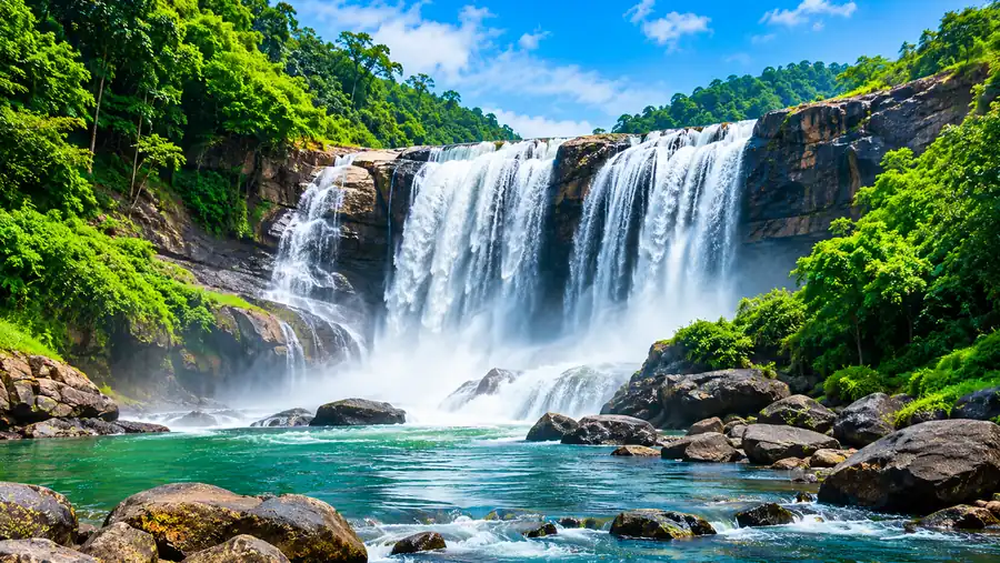 Athirappilly waterfalls – തൃശ്ശൂരിലെ അതിരപ്പിള്ളി വെള്ളച്ചാട്ടം