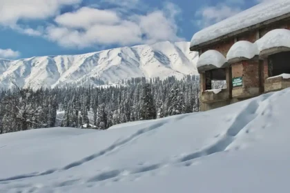 Kashmir trip cost – ഗുൽമർഗിലെ മഞ്ഞുമൂടിയ കോട്ടേജ്
