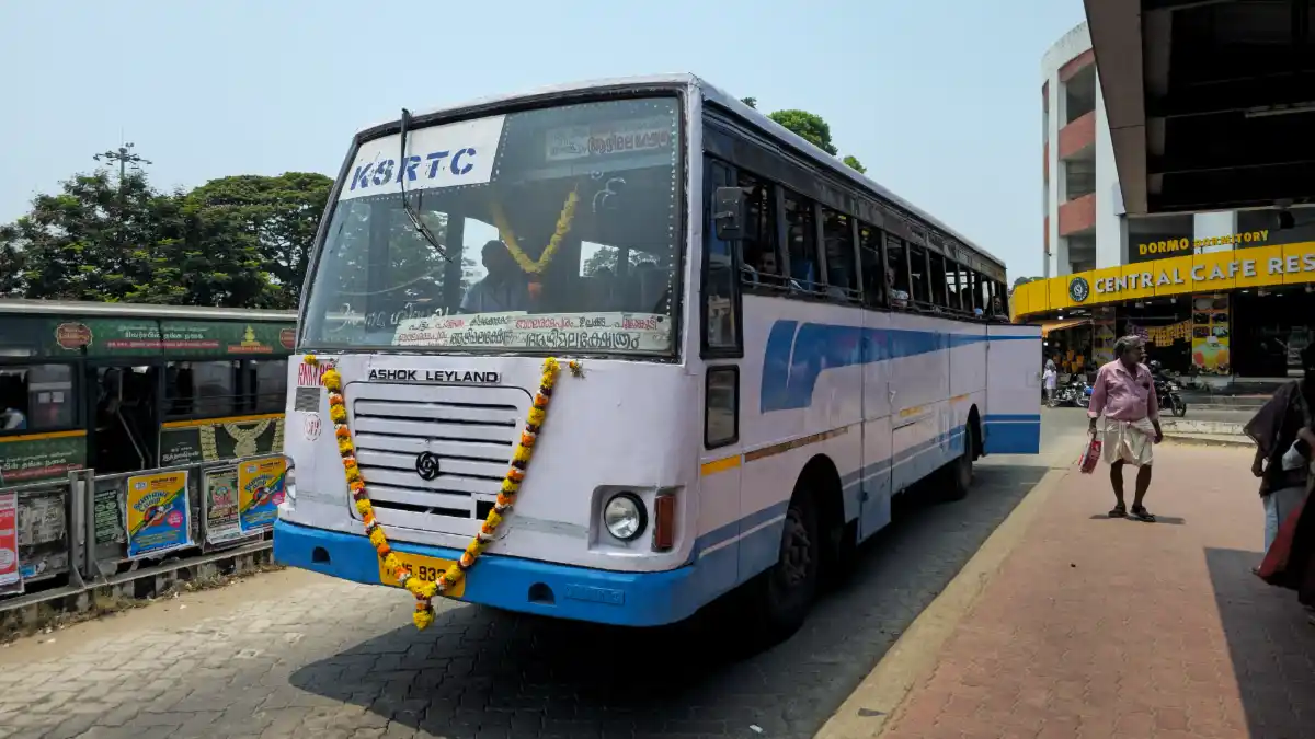 പൂമാലയണിഞ്ഞ KSRTC ബസ്