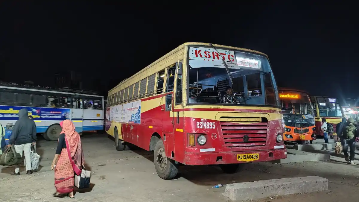 രാത്രിയിലെ KSRTC ബസ് സ്റ്റാൻഡ്
