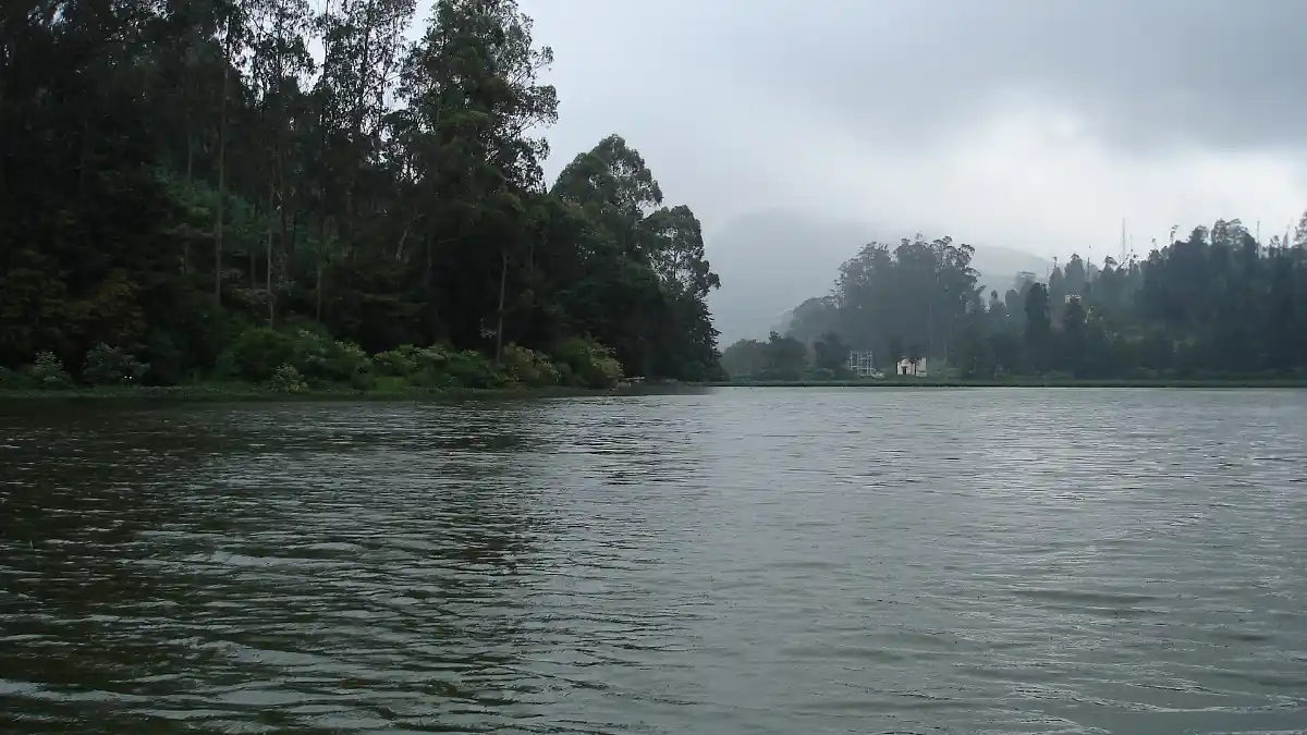 മേഘങ്ങൾക്കിടയിലെ കൊടൈക്കനാൽ തടാകം