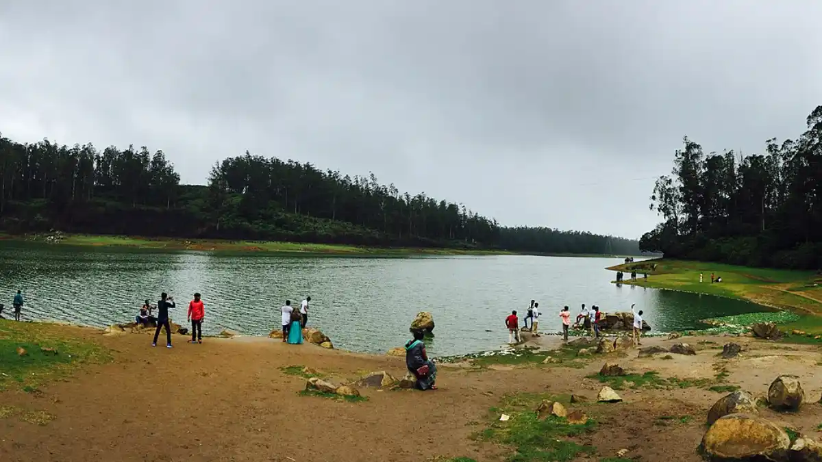 ഊട്ടി തടാകക്കരയിലെ സഞ്ചാരികൾ