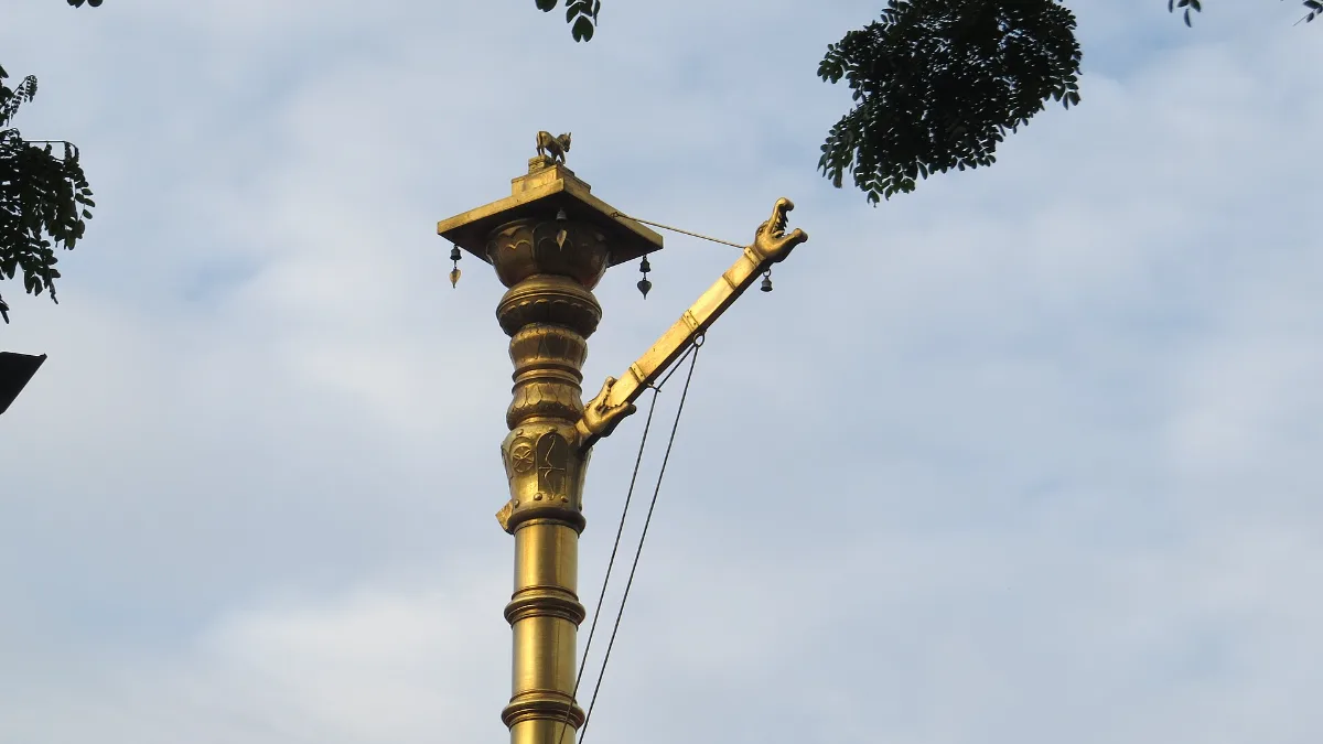 ശബരിമല സന്നിധാനത്തെ സ്വർണ്ണക്കൊടിമരം