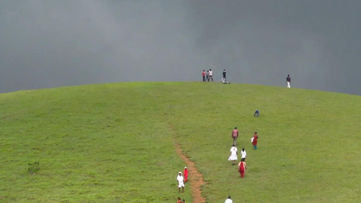 വാഗമൺ പുൽമേട്ടിലൂടെ നടക്കുന്ന സഞ്ചാരികൾ