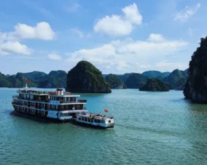 Vietnam trip cost – ഹാ ലോംഗ് ബേയിലെ ക്രൂയിസ് ബോട്ട്